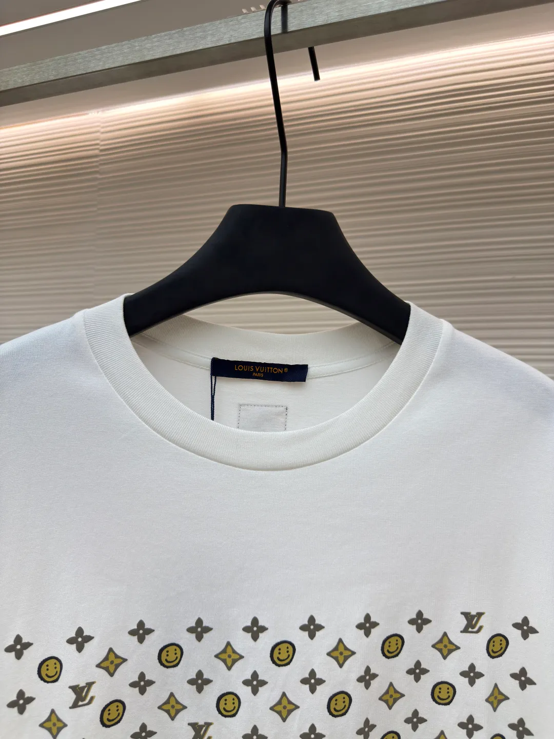 LOUIS VUITTON Smiley short-sleeved T-shirt ●Authentic product: purchased and developed by 8109 ●Item number: 1680133-A10 ●Fabric: pure cotton fabric ●Technology: printing production ●Version: fitted version ●Weight: about 230 grams ●Size: XS-S-L-XL ●Description: Customized 280g pure cotton double yarn stiff fabric. The cloth surface is clean. The texture is clear. The hand feels very delicate and solid. More strong. Comfortable and breathable, not easy to deform and wrinkle. 1×1 Solona thread. Fabric threads are dyed in the same vat with no color difference. Not easy to deform. Full set of customized trademarks, hangtags, wash marks. The highest version on the market, Os dropped shoulders and loose version. The latest synchronization for spring and summer. Fashionable personality. Same style for men and women. Super versatile. The overall wiring is straight and delicate, the fabric is comfortable and soft, and the color is consistent without color difference. It can be matched with the same style to create a fashionable look and control various occasions. Customized accessories, complete with three standards, same style for men and women!